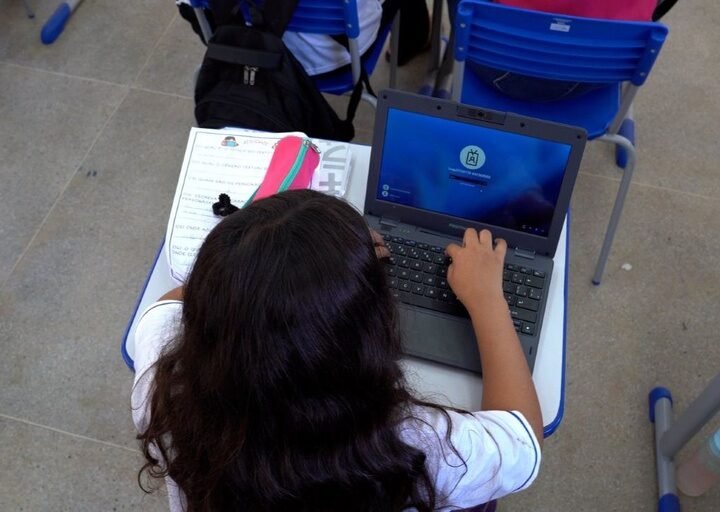 Acesso à internet em escolas da rede pública da Bahia chega a 94,3% em 2025