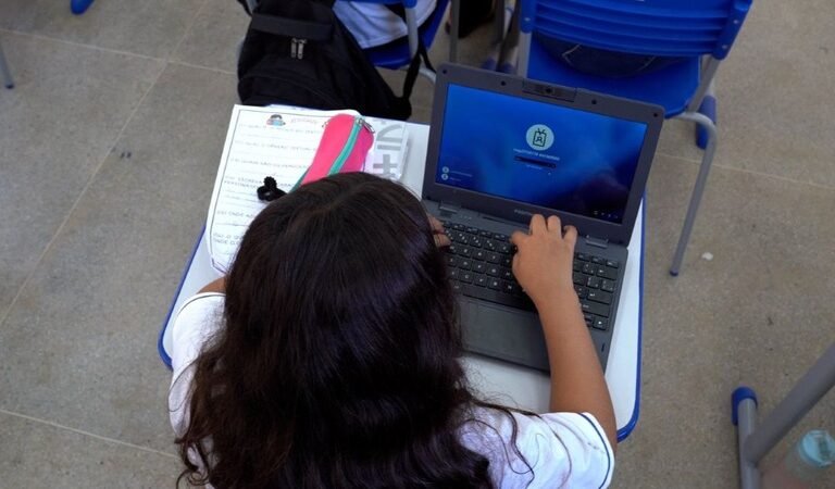 Acesso à internet em escolas da rede pública da Bahia chega a 94,3% em 2025