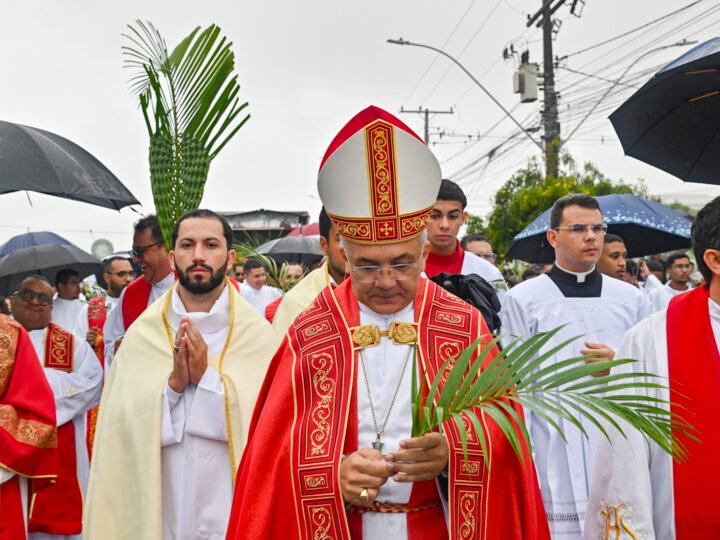 Católicos celebram Domingo de Ramos com bênção na Lagoa das Bateias