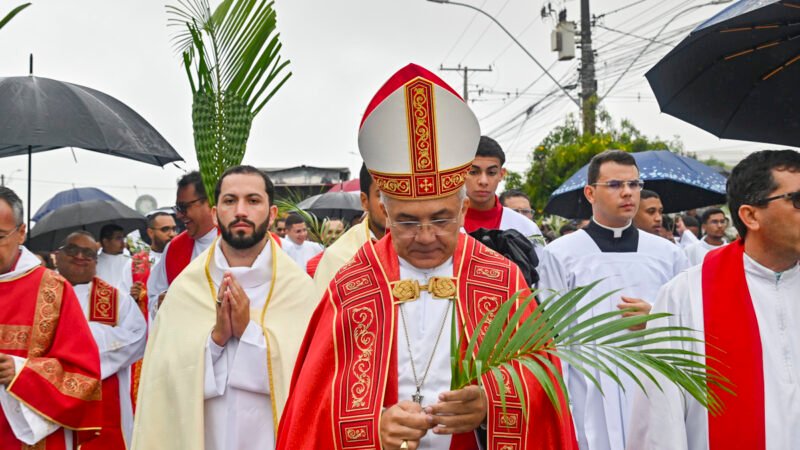 Católicos celebram Domingo de Ramos com bênção na Lagoa das Bateias