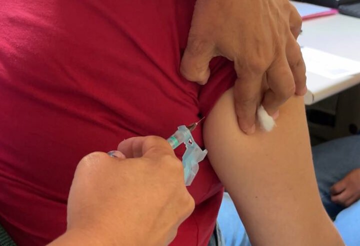 Profissionais que atuam nas unidades de saúde recebem vacina contra dengue