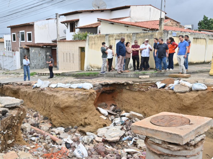 Equipes da Prefeitura vistoriam pontos atingidos pelas chuvas e dialoga com moradores