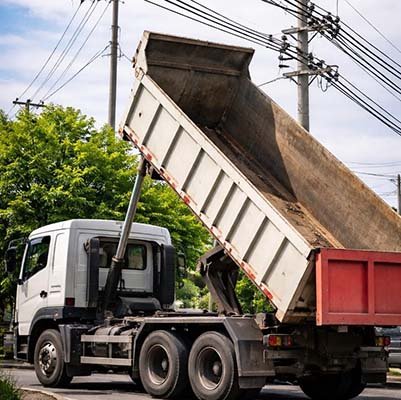 Neoenergia Coelba alerta motoristas de caminhão sobre riscos de acidentes com a rede elétrica durante manobras  