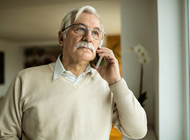 Criminosos usam ligações falsas em nome de bancos e INSS para aplicar golpes em aposentados