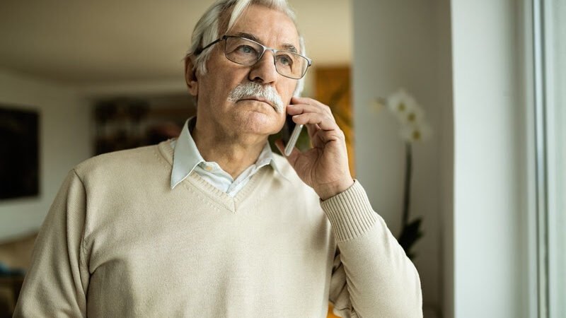 Criminosos usam ligações falsas em nome de bancos e INSS para aplicar golpes em aposentados