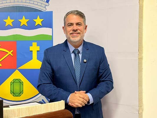 Edivaldo Júnior cobra excelência da Embasa e defende redução na taxa de esgoto