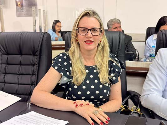 Márcia Viviane destaca regulamentação das doulas e lamenta feminicídios