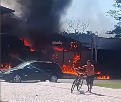 Tragédia no ar: Avião despenca sobre restaurante explode e deixa mortos no RS