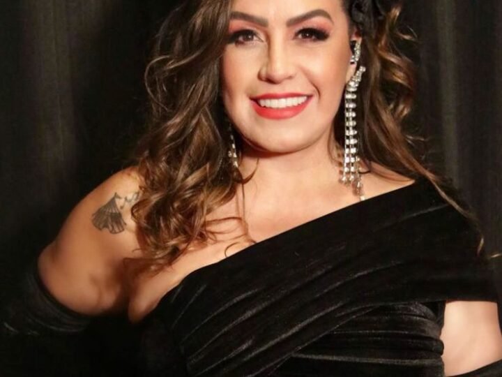 Gina Garcia sobe ao palco com a banda Ultra Soul em show no Bourbon Street nesta sexta