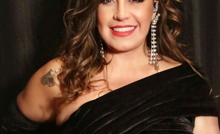 Gina Garcia sobe ao palco com a banda Ultra Soul em show no Bourbon Street nesta sexta