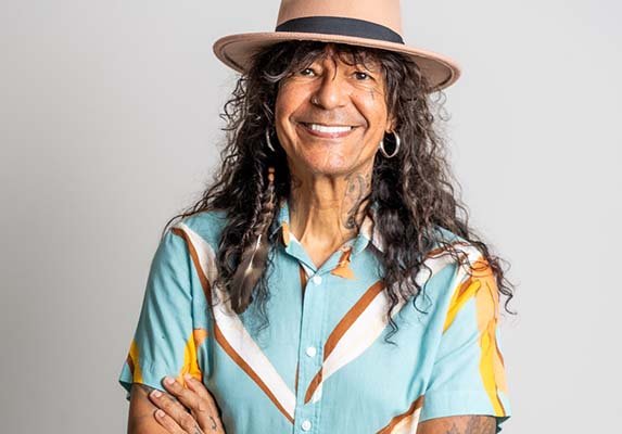 Luiz Caldas leva show intimista “Voz e Violão” a Belo Horizonte em apresentação única