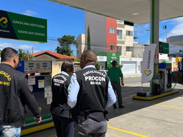 Procon e ANP fiscalizam postos de combustíveis em Vitória da Conquista