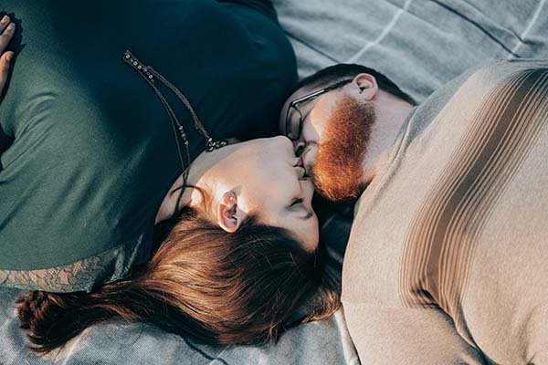 Sexo em relações longas: rotina afeta a frequência sexual, mas não apaga o desejo