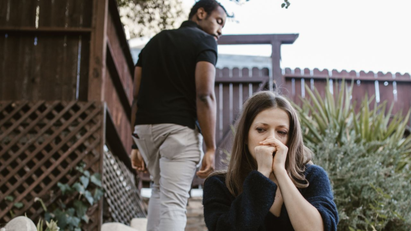 Fugindo dos planos: quando ele evita o futuro com você