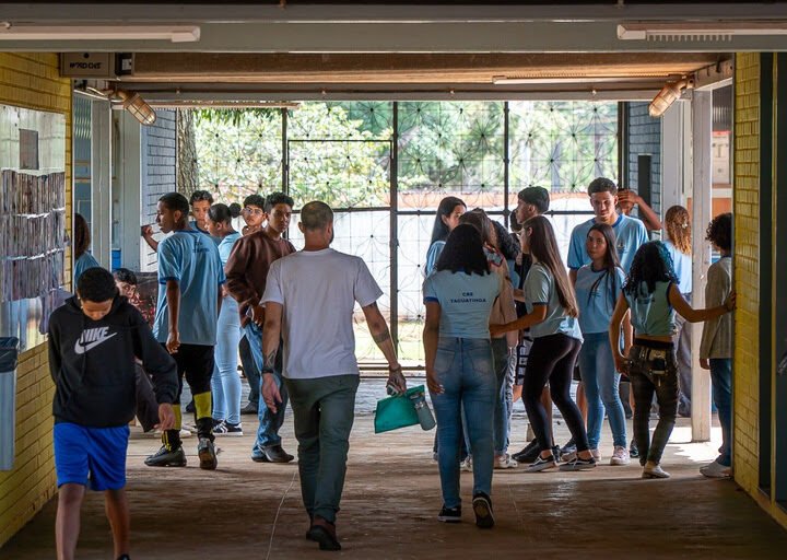 Após dois anos de Pé-de-Meia, abandono escolar na BA cai 50%