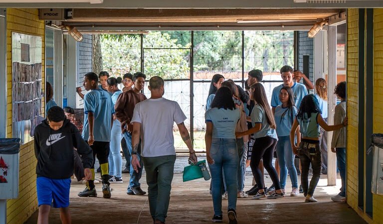 Após dois anos de Pé-de-Meia, abandono escolar na BA cai 50%