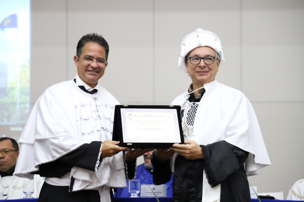 Reitor da Uesb recebe título de Professor Honoris Causa na Uesc