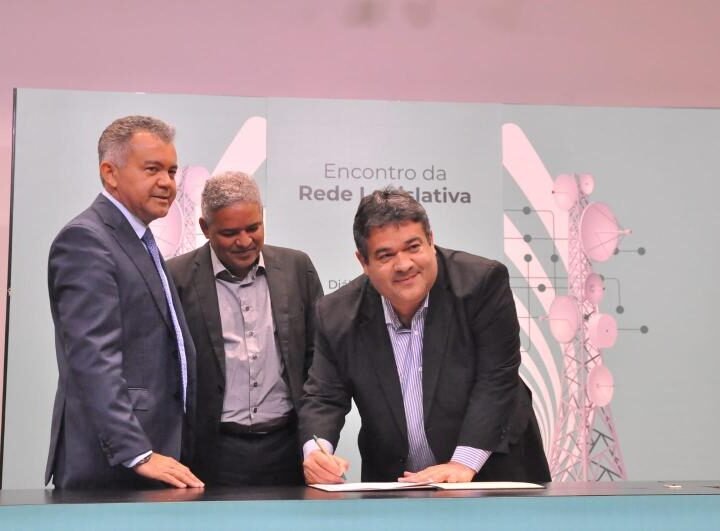 Ivan Cordeiro assina cooperação técnica e impulsiona criação da TV Câmara de Vitória da Conquista