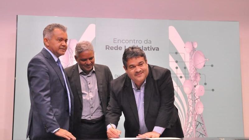 Ivan Cordeiro assina cooperação técnica e impulsiona criação da TV Câmara de Vitória da Conquista