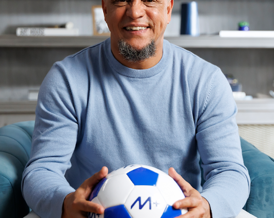 Banco Mercantil convoca Roberto Carlos para campanha da Copa do Mundo