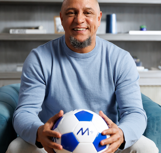 Banco Mercantil convoca Roberto Carlos para campanha da Copa do Mundo