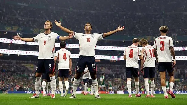 Inglaterra despacha México em jogo de cinco gols: México 2 X 3 Inglaterra