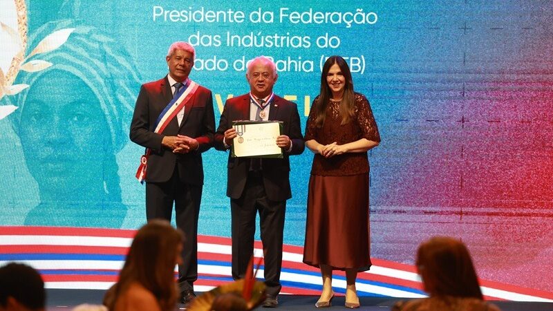 Carlos Henrique Passos é condecorado com a Ordem 2 de Julho