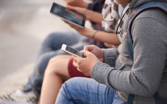 Neuropsicóloga avalia o uso excessivo do celular por parte das crianças