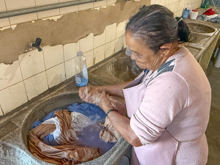 Lavanderias públicas garantem dignidade e geram renda para mulheres
