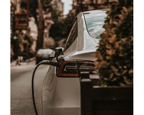 Risco: carregamento de carro elétrico em tomada doméstica