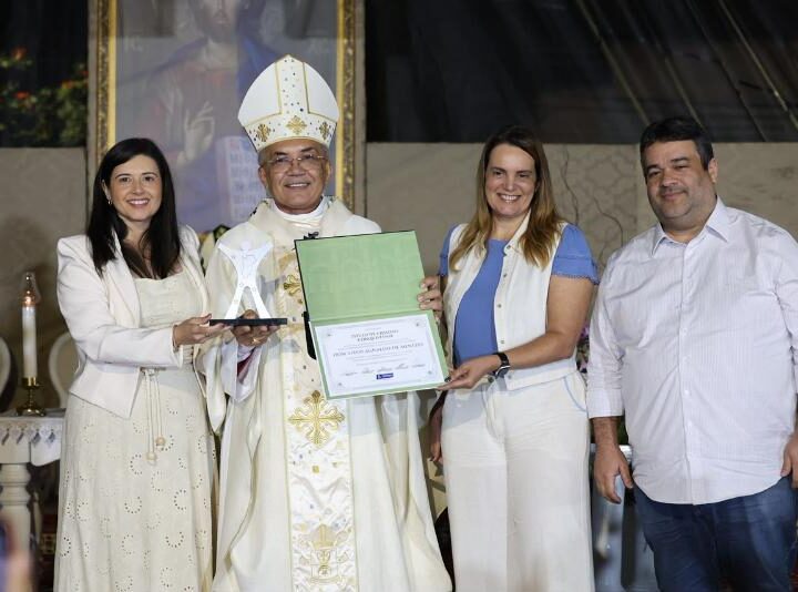 Arcebispo Dom Vitor recebe Título de Cidadão Conquistense durante Festa da Padroeira