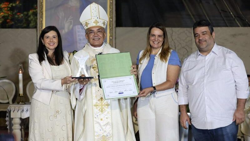 Arcebispo Dom Vitor recebe Título de Cidadão Conquistense durante Festa da Padroeira