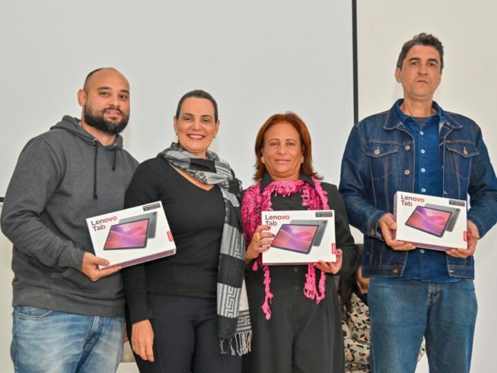 Escolas da Rede Municipal recebem 1.400 tablets para ampliar o uso do Diário de Classe Digital