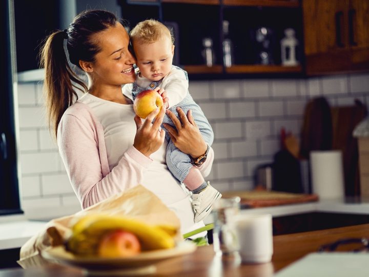 Cerveja preta aumenta o leite? Nutrólogo da Afya esclarece mitos da amamentação