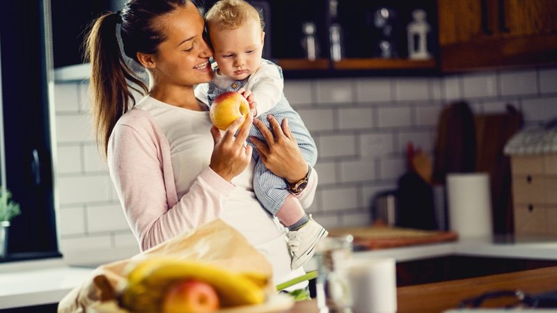 Cerveja preta aumenta o leite? Nutrólogo da Afya esclarece mitos da amamentação