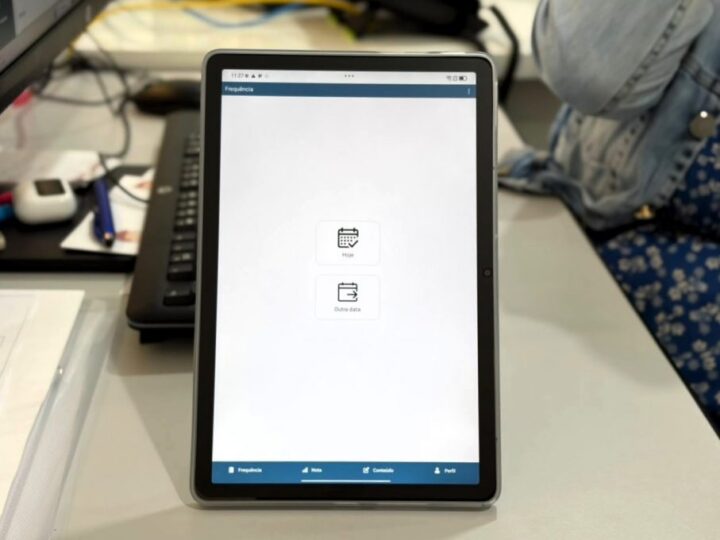 Secretaria de Educação entrega 1.400 tablets para ampliar Diário de Classe