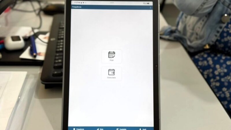Secretaria de Educação entrega 1.400 tablets para ampliar Diário de Classe