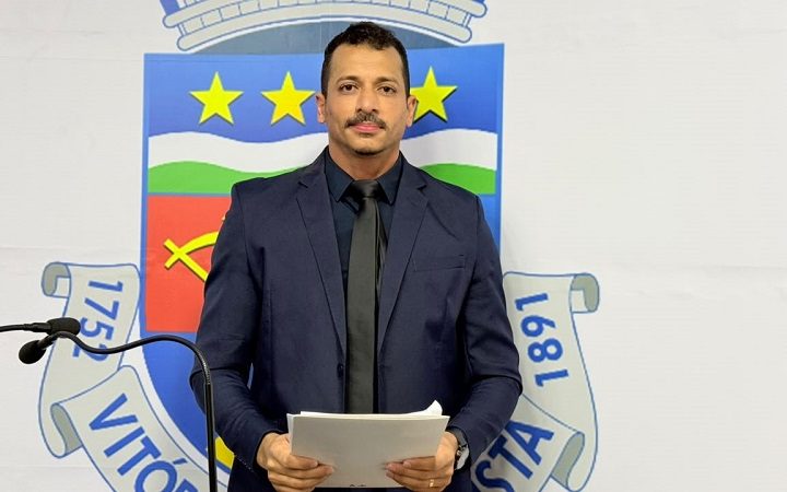 Alisson assume mandato de vereador e afirma compromisso com educação pública