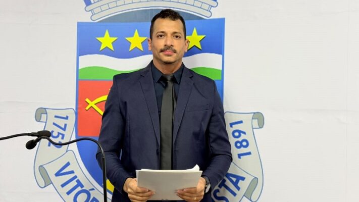 Alisson assume mandato de vereador e afirma compromisso com educação pública