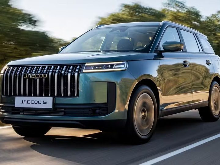 Com karaokê a bordo e bancos à prova de pets, Jaecoo 5 estreia na Bahia em noite retrô na nova Kazza Motors