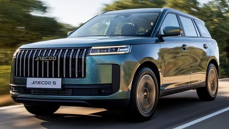 Com karaokê a bordo e bancos à prova de pets, Jaecoo 5 estreia na Bahia em noite retrô na nova Kazza Motors