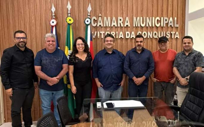 Em busca de emissora própria, comitiva de Poções conhece estrutura da Rádio Câmara