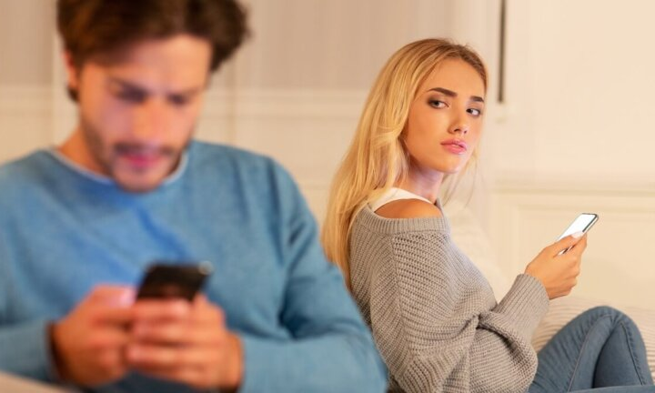 “Meu parceiro esconde o celular” Devo me preocupar?