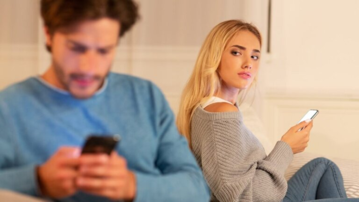 “Meu parceiro esconde o celular” Devo me preocupar?