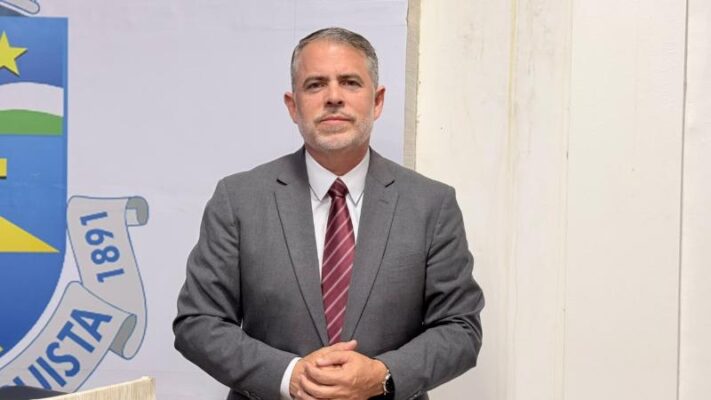 Edivaldo Júnior anuncia saída da liderança do Governo
