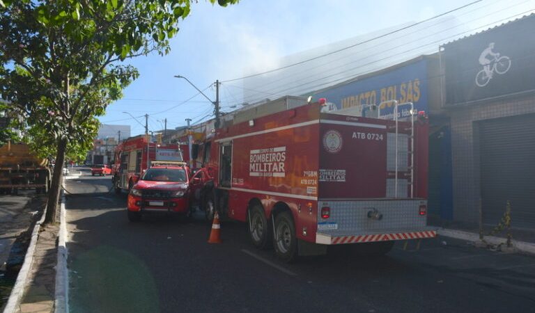 Incêncio em lojas comerciais movimenta centro de Conquista