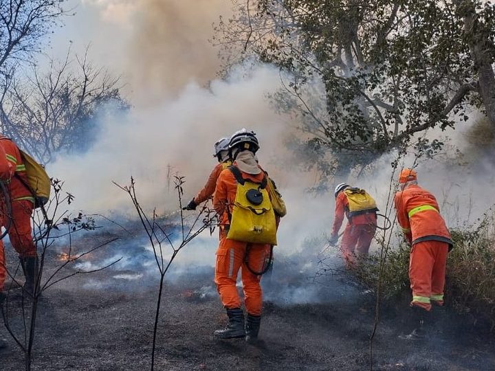 Com temperatura acima de 34 °C, Prefeitura reforça apoio no combate a incêndios em Vitória da Conquista