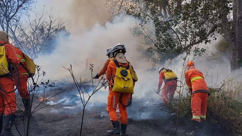 Com temperatura acima de 34 °C, Prefeitura reforça apoio no combate a incêndios em Vitória da Conquista