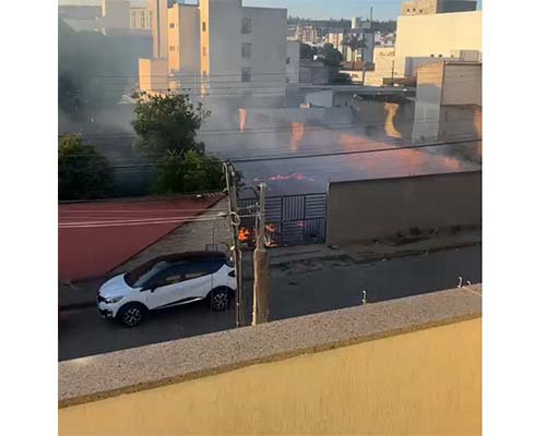 Incêndio de grandes proporções em lote vago na Av. Expedicionários