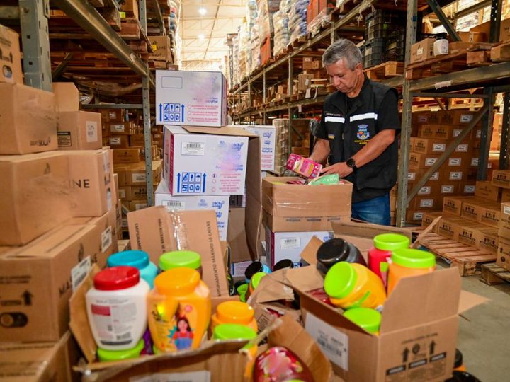 Vigilância Sanitária Municipal notifica distribuidora por irregularidades em galpão